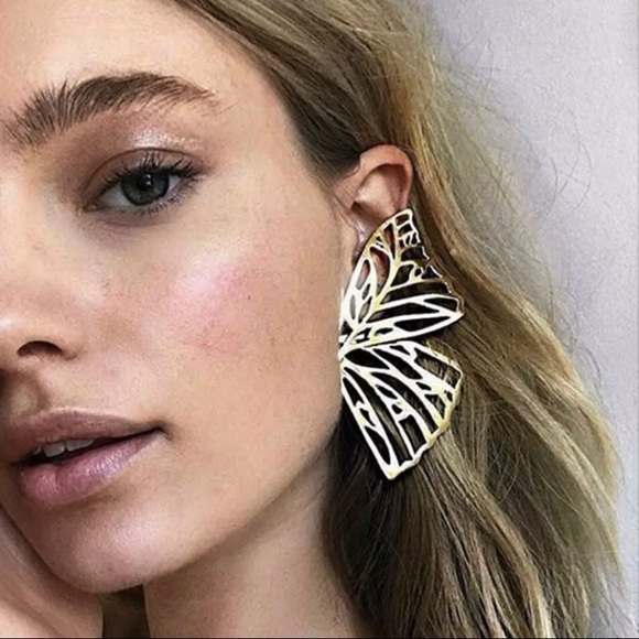 Jewelry - 🦋Trendy gold butterfly stud earrings 🦋